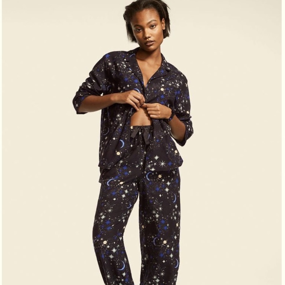 🔥 SALE 🔥 NWT Victoria’s Secret 2 Piece Blue Galaxy Pajama Set Size Medium